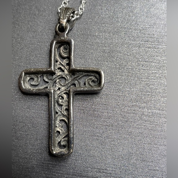 Vintage large sterling silver scroll work cross pendant. - Picture 7 of 11